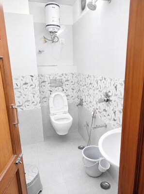 Shower, rainfall showerhead, slippers, towels - Hotel Tourist In (Jaipur)