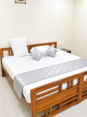 Hypo-allergenic bedding, desk, soundproofing, free WiFi - Hotel Tourist In (Jaipur)