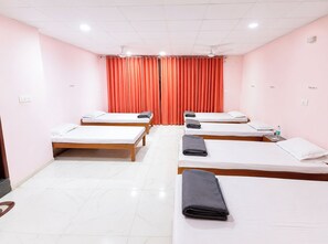 Shared Dormitory | Hypo-allergenic bedding, desk, soundproofing, free WiFi - Hotel Tourist In (Jaipur)
