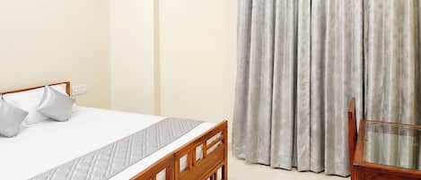 Hypo-allergenic bedding, desk, soundproofing, free WiFi
