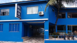 A blue building with a sign reading 'HOTEL LAGOA AZUL' and a number '638' on the facade. - HOTEL LAGOA AZUL (Porto Seguro)