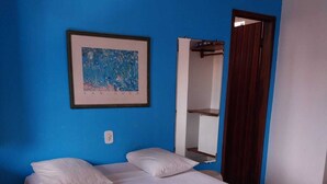 A room with a bed, a framed picture on the wall, and a mirror. - HOTEL LAGOA AZUL (Porto Seguro)