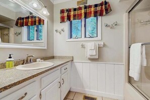 Shower, towels - Waterfront, dog-friendly home with dock, kayaks, NEW hot tub, game room, & AC (Eagle River)