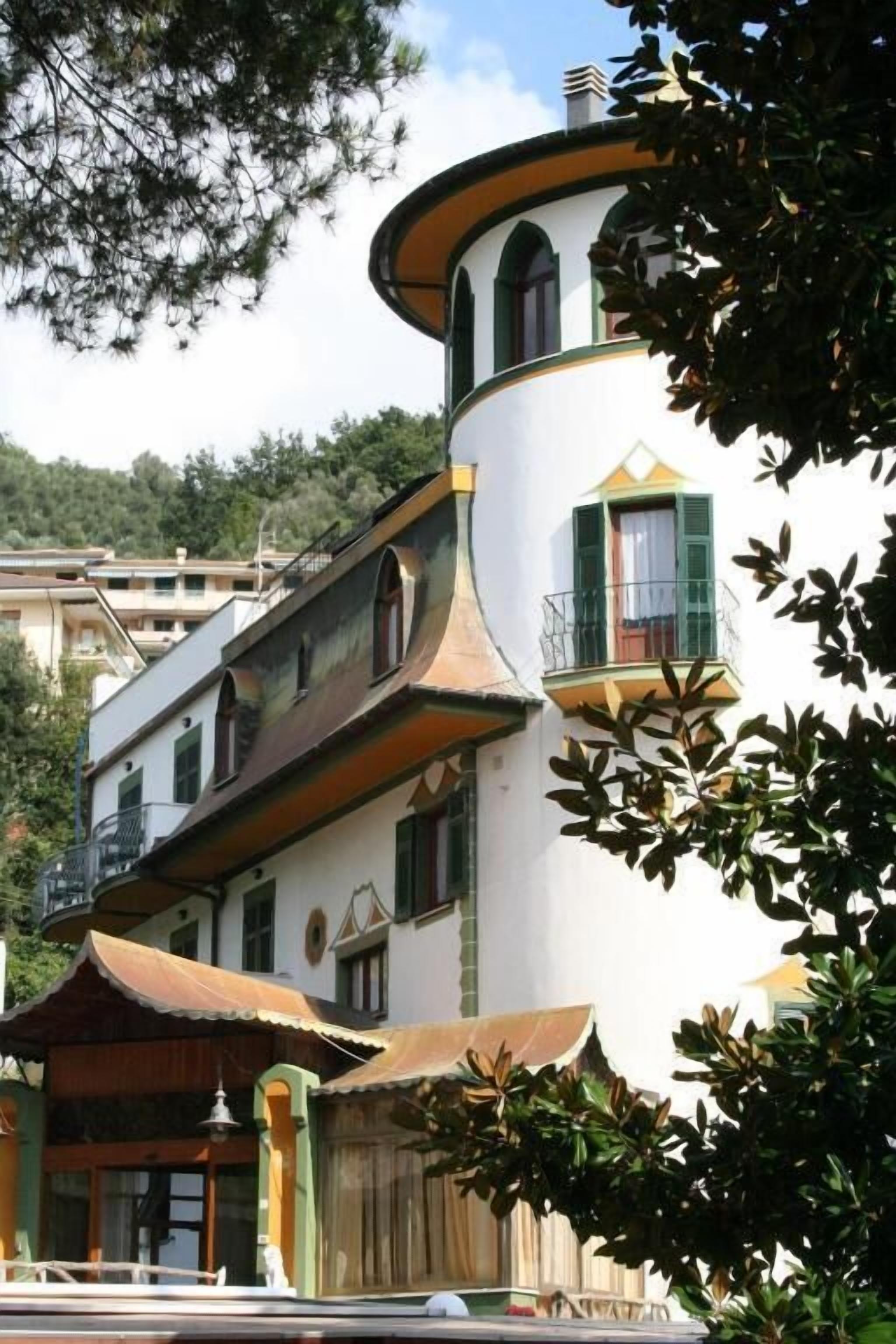 Un immeuble à plusieurs étages doté de balcons, d’une entrée couverte et offrant une vue sur les environs.