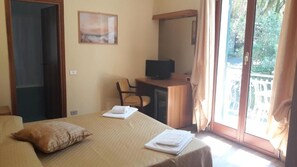 Habitación estándar con 1 cama doble o 2 individuales, balcón | Caja fuerte, cortinas opacas, sistema de insonorización y wifi gratis