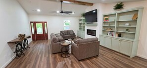 Smart-TV, Kamin, Tischfußball, Bücher