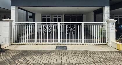 Serambi Kasih Homestay 3Bedroom with Fully Air-Conditioned in Kotasas Kuantan.