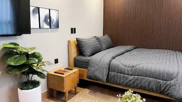 Tabla de planchar con plancha, wifi y ropa de cama