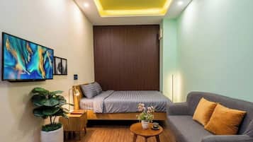 Tabla de planchar con plancha, wifi y ropa de cama