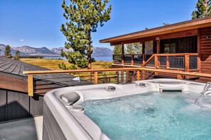 Outdoor spa tub - Luxury Lake Tahoe View Estate walk to Beach Luxe31 (South Lake Tahoe)