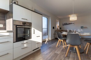 Fridge, oven, stovetop, electric kettle - Vacation apartment Dorfplatz SPO (Sankt Peter-Ording)