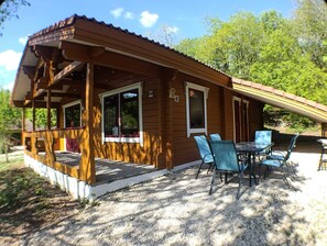 Outdoor dining - Vrbo Property (Mauroux)