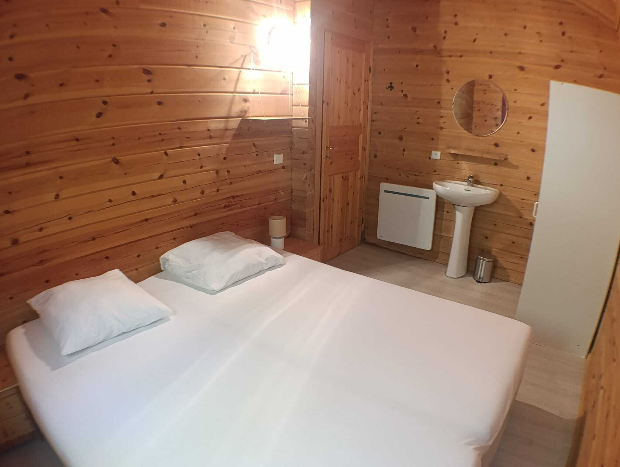 3 bedrooms, WiFi (free), bed sheets
