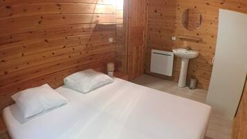 3 bedrooms, WiFi (free), bed sheets