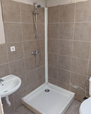 Haartrockner, Handtücher, Seife, Toilettenpapier