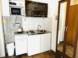 Private kitchen - Villa Bilogora& Apartments in Vodice. Family suite with garden view. (Vodice)