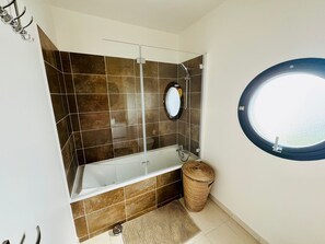 Shower, hair dryer, towels, soap - Villa Madison 4-bedroom Val d'Europe, Vallée Village, Disnleyland Paris (Chessy)