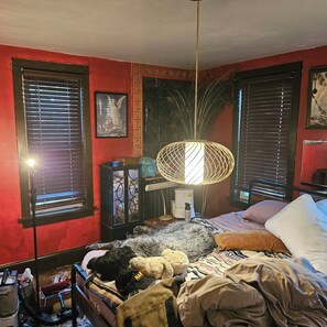 3 habitaciones, tabla de planchar con plancha, wifi y ropa de cama 
