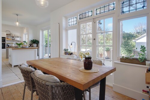 Modern Character Home Near The Beach & Westbourne