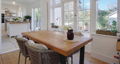 Modern Character Home Near The Beach & Westbourne