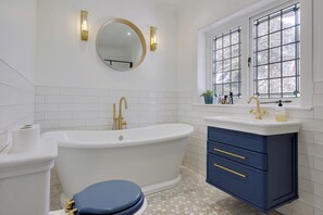 Secadora de cabello, toallas, jabón, papel de baño 