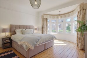 4 habitaciones, tabla de planchar con plancha, wifi y ropa de cama 