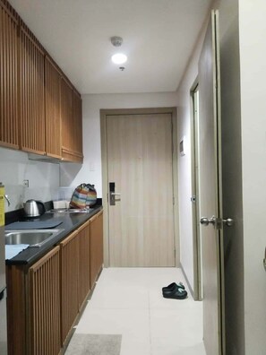 Private kitchen - Perfect 1-bedroom condo with AC in charming Pasay City (Pasay City)