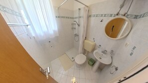 Estúdio, vários quartos, varanda | Banheiro