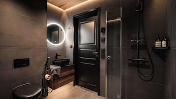 Douche, sĂšche-cheveux, bidet, serviettes fournies