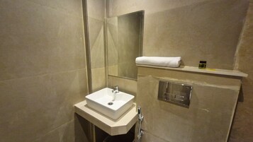 Chambre double | Salle de bain | Serviettes fournies, savon, shampooing