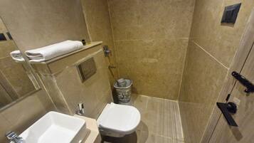 Double Room | Bathroom | Towels, soap, shampoo