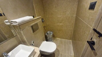 Chambre double | Salle de bain | Serviettes fournies, savon, shampooing