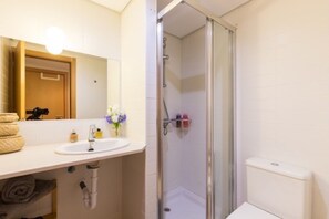 Douche, sèche-cheveux, serviettes fournies
