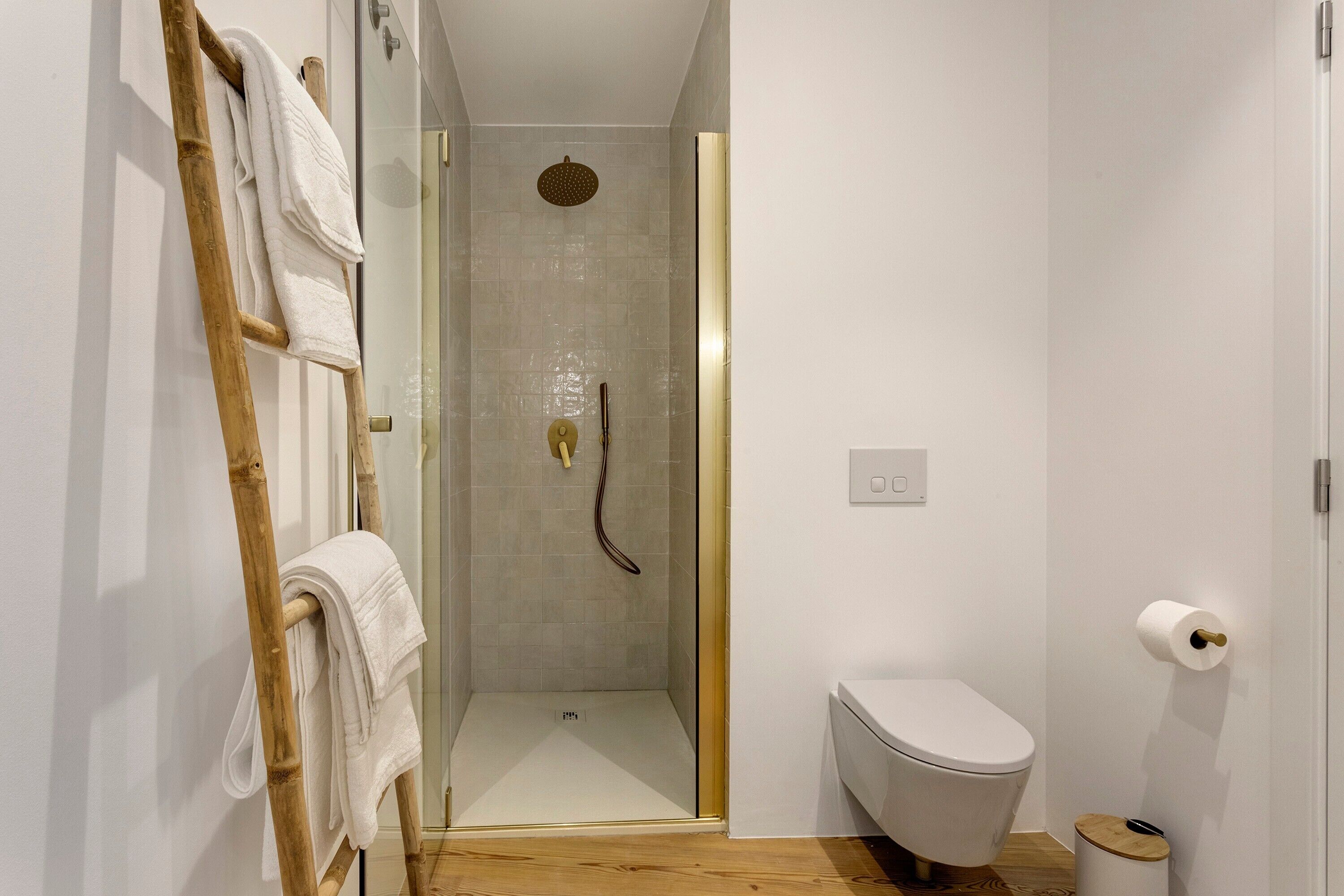 Een douche, een haardroger, handdoeken