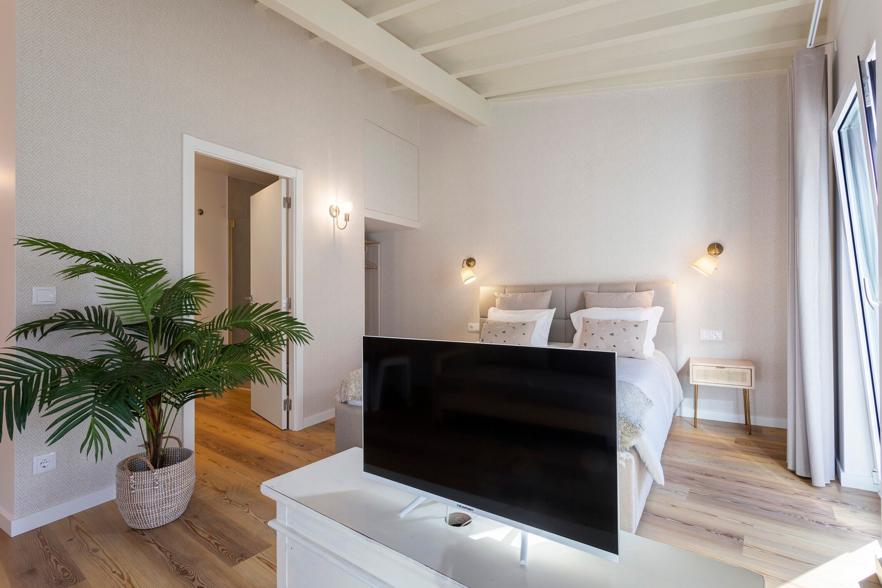 WiFi, bed sheets, wheelchair access