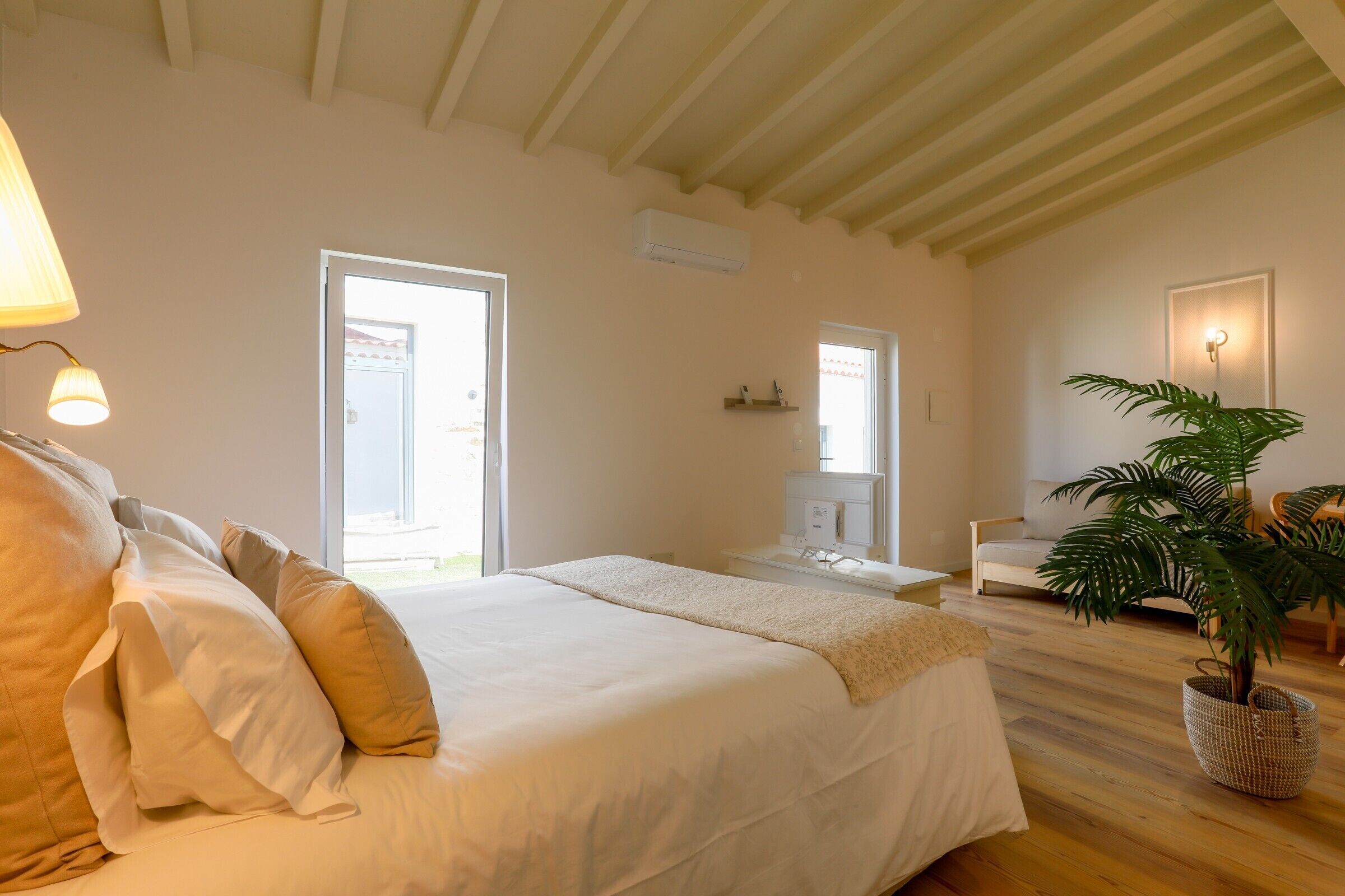WiFi, bed sheets, wheelchair access