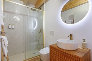 Douche, sèche-cheveux, serviettes fournies