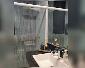 Shower, hair dryer, towels, soap - VISTA MAR - CONDOMINIO - PISCINA - PRAIA  (Angra dos Reis)