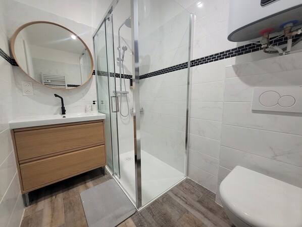 Bathroom - Vrbo Property (Marseille)