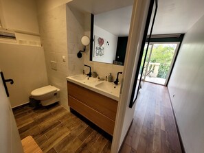 Bathroom - Vrbo Property (Marseille)