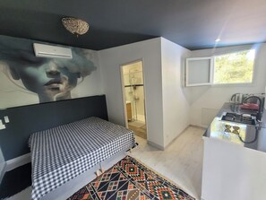 Room - Vrbo Property (Marseille)