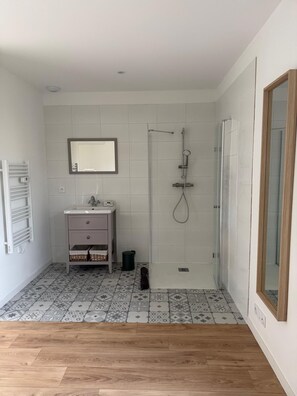Shower, hair dryer, toilet paper - Charming old railway station set in lush parkland (Segré-en-Anjou Bleu)