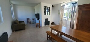 Living area - Charming old railway station set in lush parkland (Segré-en-Anjou Bleu)