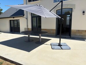 Terrace/patio - Charming old railway station set in lush parkland (Segré-en-Anjou Bleu)