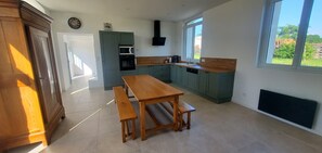Private kitchen - Charming old railway station set in lush parkland (Segré-en-Anjou Bleu)
