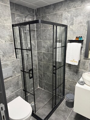 Shower, hair dryer, towels, soap - ADA LUXURY HOTEL (YENİŞEHİR)