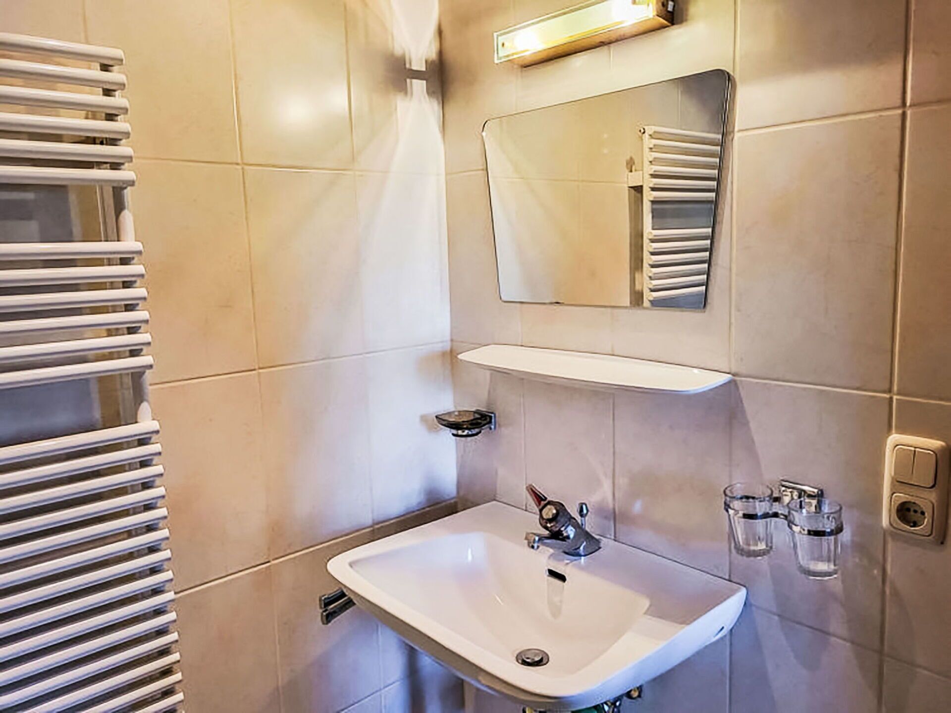 Armatur, Flooring, Interior Design, Fussboden, Badezimmer, Bad Sink, Sinken, Installation, Zapfhahn, Zimmer