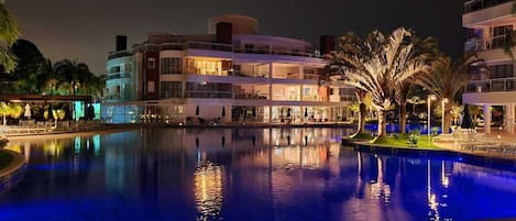 屋内プール、6 つの屋外プール、営業時間 8:00 ~ 22:00、プール パラソル、サンラウンジャー