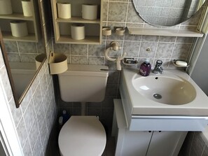 Haartrockner, Handtücher, Seife, Toilettenpapier