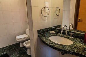 Regadera, secadora de cabello, bidet, toallas 